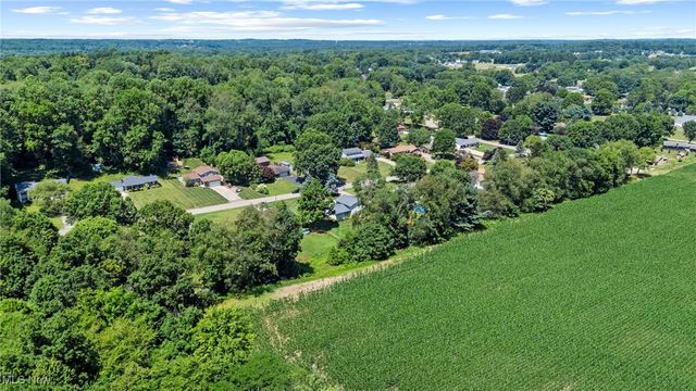 9760 Summerset Avenue NW, Uniontown, OH 44685