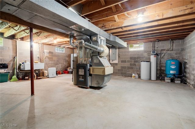 9760 Summerset Avenue NW, Uniontown, OH 44685