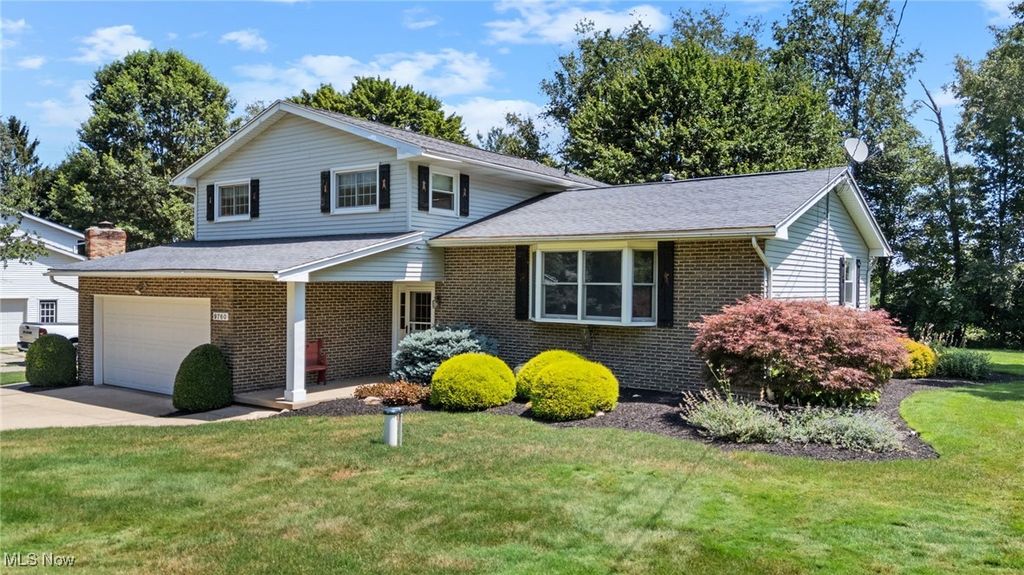 9760 Summerset Avenue NW, Uniontown, OH 44685