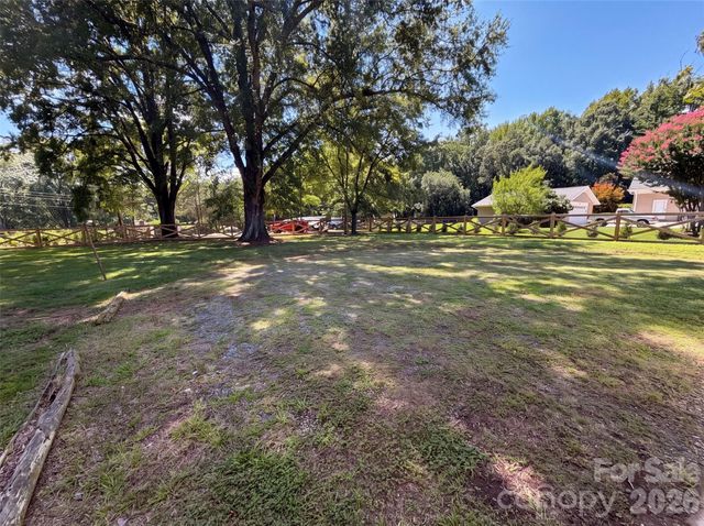 8901 Hood Road, Charlotte, NC 28215