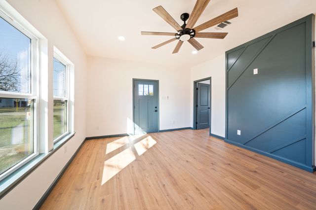 801 E Brown Street, Ennis, TX 75119