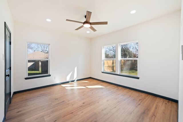 801 E Brown Street, Ennis, TX 75119