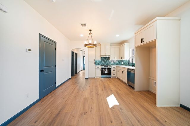 801 E Brown Street, Ennis, TX 75119