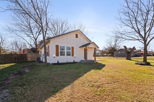 801 E Brown Street, Ennis, TX 75119