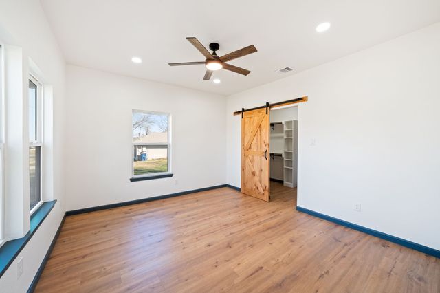 801 E Brown Street, Ennis, TX 75119