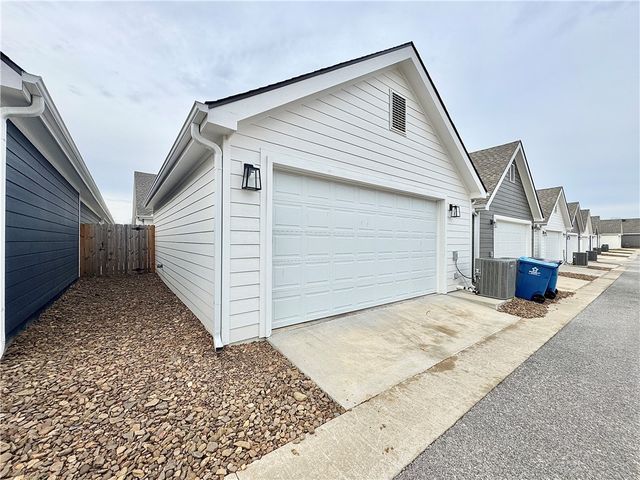 1011 NE Heights Lane, Bentonville, AR 72712
