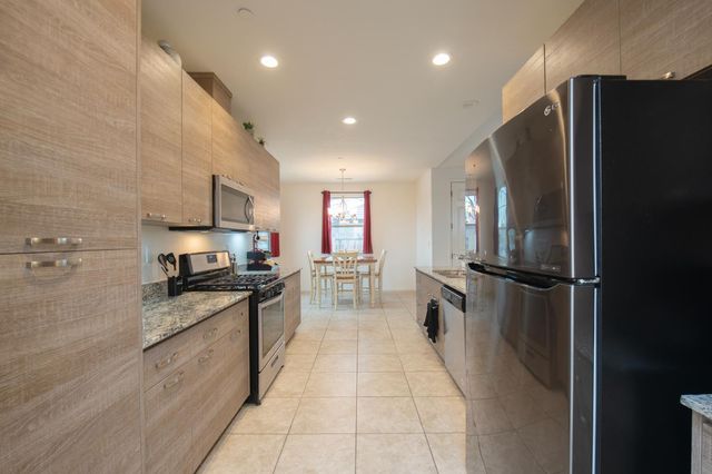 352 S Wind Court, Visalia, CA 93292