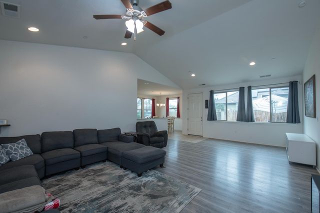 352 S Wind Court, Visalia, CA 93292