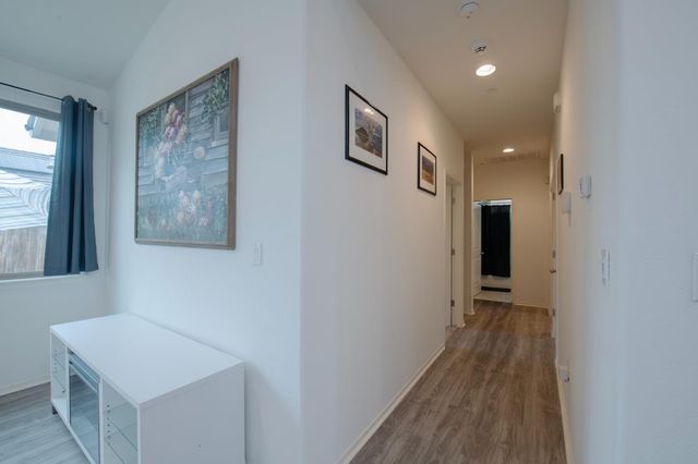 352 S Wind Court, Visalia, CA 93292