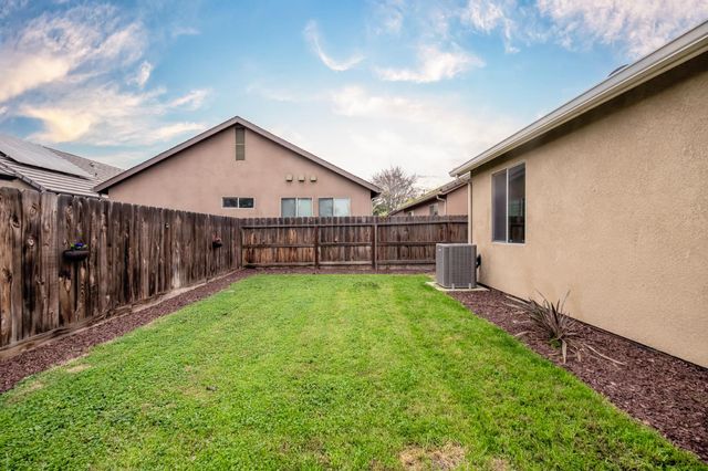 352 S Wind Court, Visalia, CA 93292