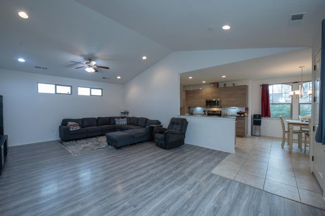 352 S Wind Court, Visalia, CA 93292