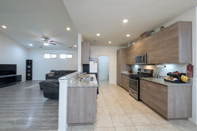 352 S Wind Court, Visalia, CA 93292