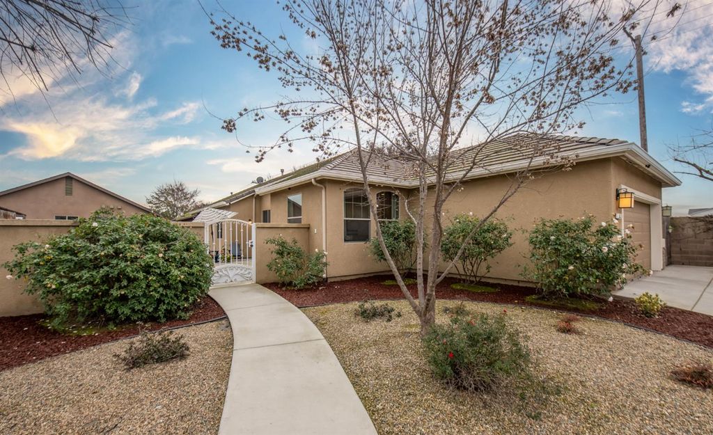 352 S Wind Court, Visalia, CA 93292