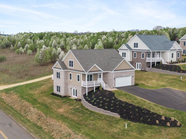 6903 Doral DR, Radford, VA 24141