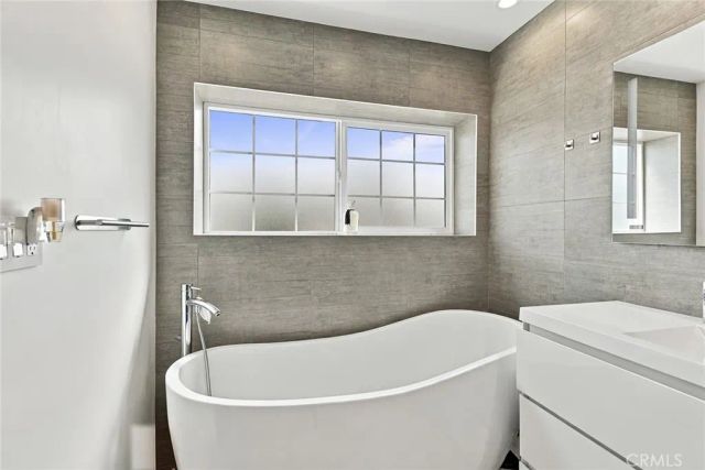 7100 Balboa Boulevard 807, Lake Balboa, CA 91406
