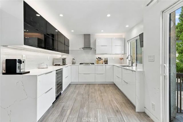 7100 Balboa Boulevard 807, Lake Balboa, CA 91406