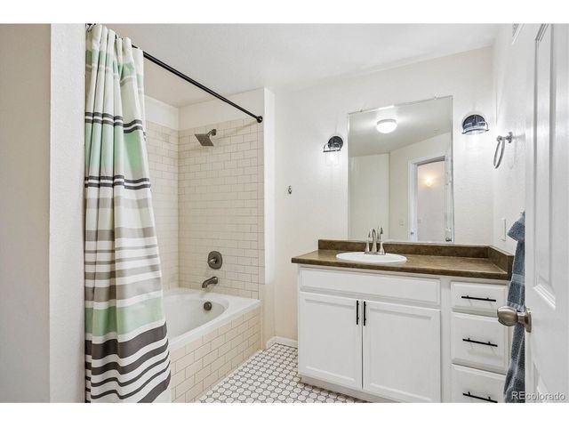 3890 S Dayton St 303, Aurora, CO 80014