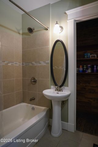 208 Oxford Pl, Louisville, KY 40207