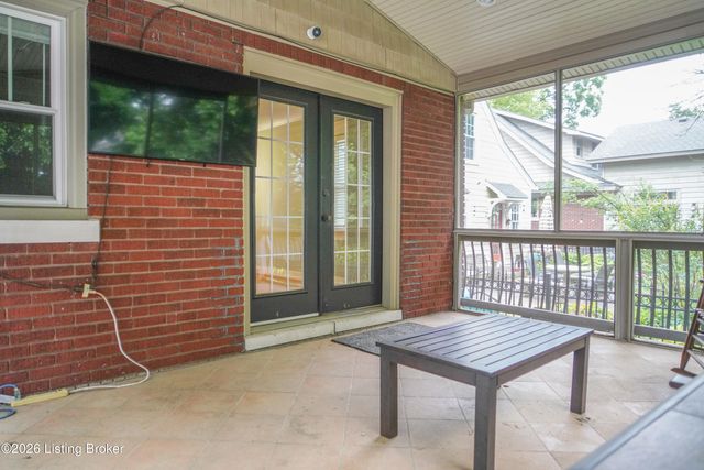 208 Oxford Pl, Louisville, KY 40207