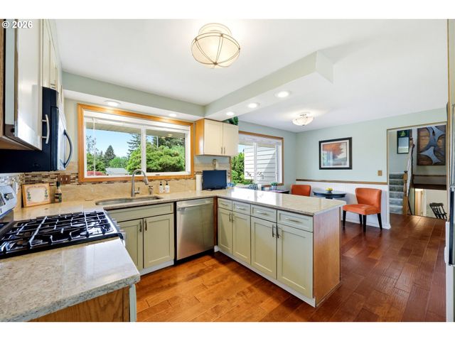 16204 Se BEL AIR Dr, Damascus, OR 97089