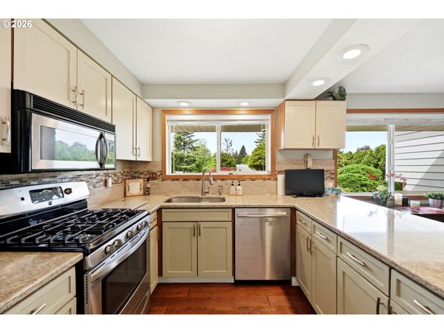 16204 Se BEL AIR Dr, Damascus, OR 97089