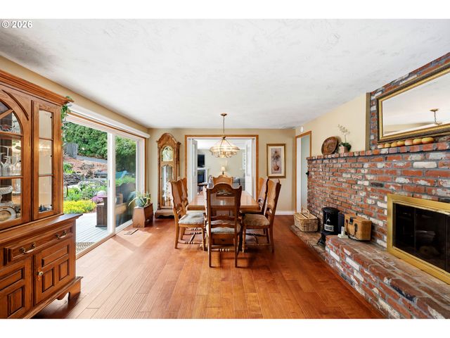 16204 Se BEL AIR Dr, Damascus, OR 97089