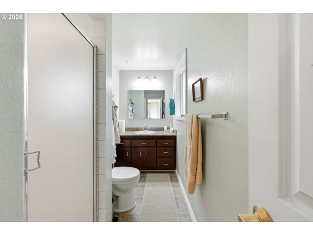 16204 Se BEL AIR Dr, Damascus, OR 97089