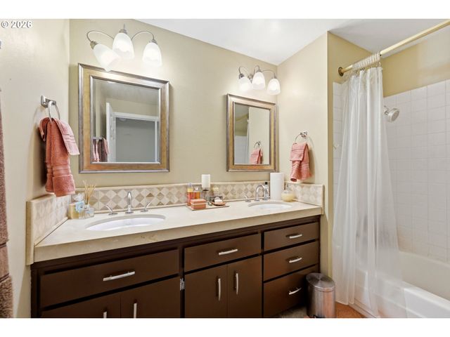 16204 Se BEL AIR Dr, Damascus, OR 97089