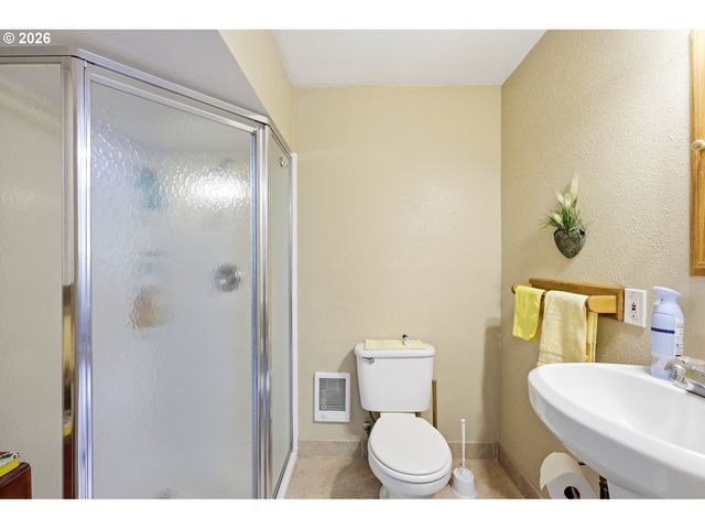 16204 Se BEL AIR Dr, Damascus, OR 97089