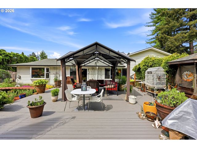 16204 Se BEL AIR Dr, Damascus, OR 97089