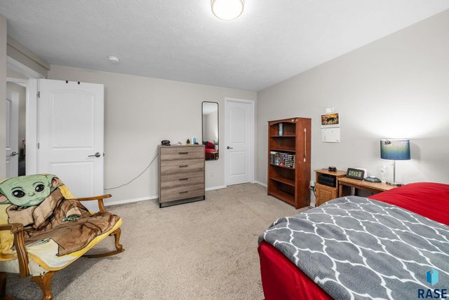 1113 N Lalley Ln Lane, Sioux Falls, SD 57107