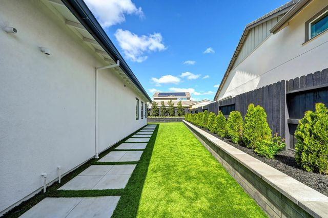 2204 Pinehurst Dr, Lincoln, CA 95648