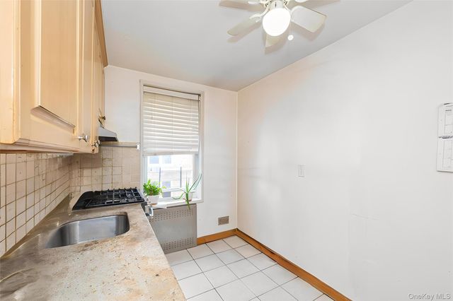 110 Brooklyn Avenue 3Z, Freeport, NY 11520