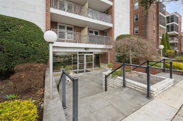 110 Brooklyn Avenue 3Z, Freeport, NY 11520