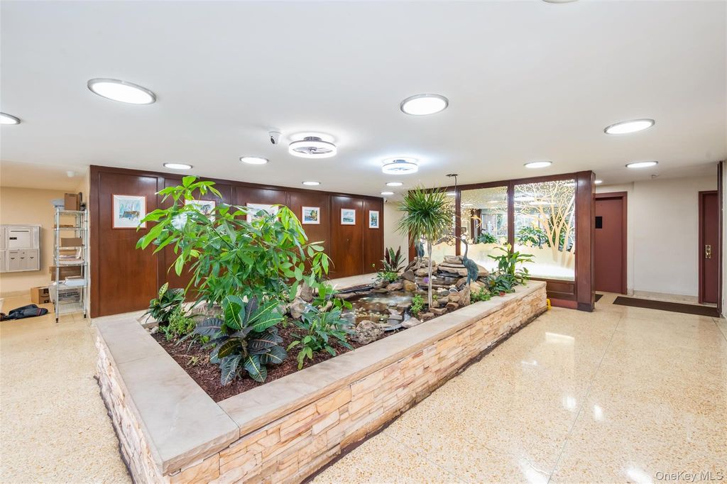 110 Brooklyn Avenue 3Z, Freeport, NY 11520