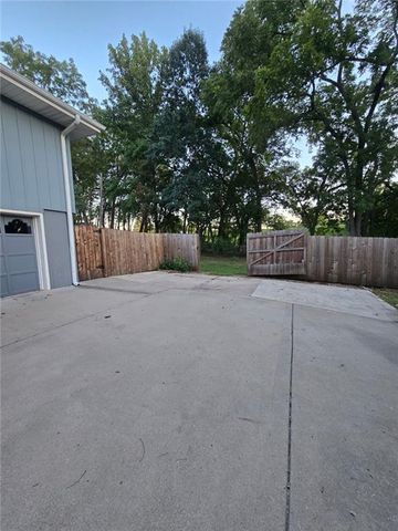 15917 E 41ST Street, Independence, MO 64055