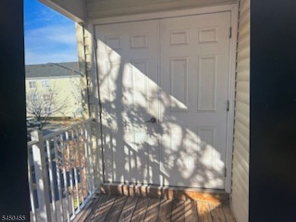 1031 Dogwood Ct, New Brunswick City, NJ 08901 — photo 2