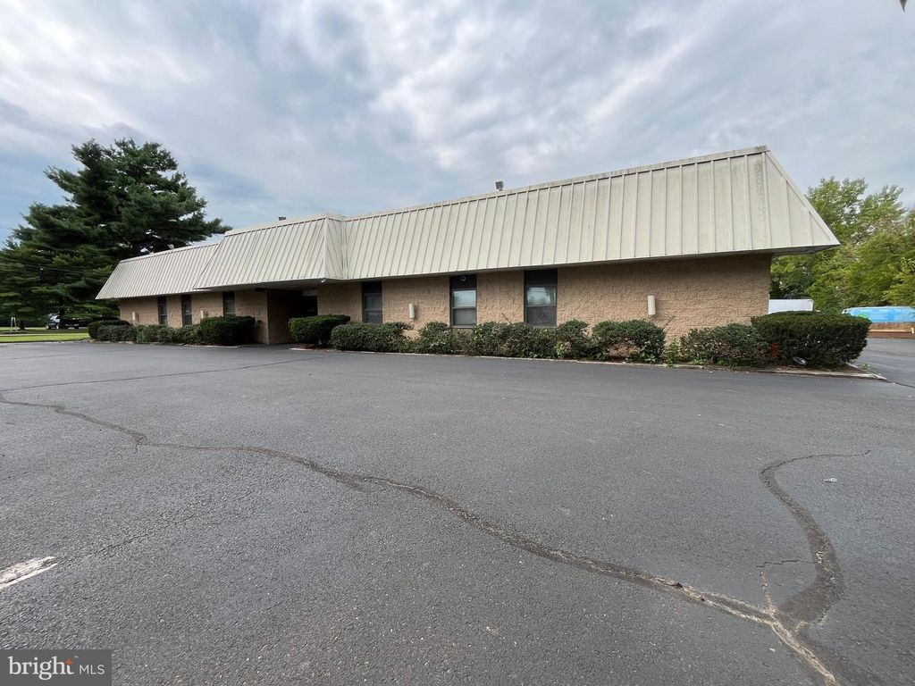 1313 S PENNSYLVANIA AVE, MORRISVILLE, PA 19067 — exterior