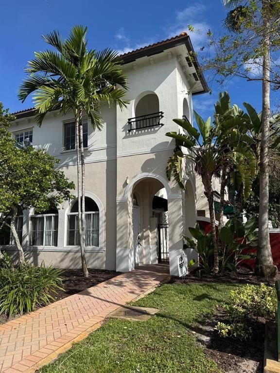 3633 NW 30th Street, Lauderdale Lakes, FL 33311