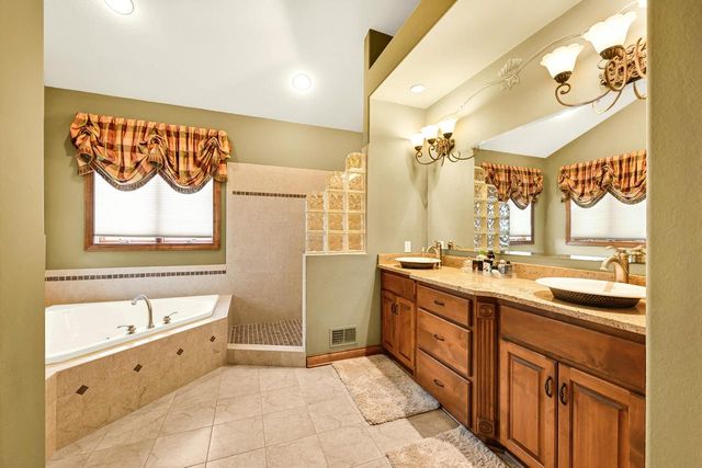 N52W21298 Golfview COURT, Menomonee Falls, WI 53051