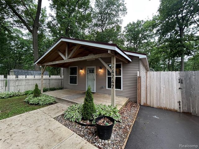 4247 Laforest Drive, Waterford, MI 48329