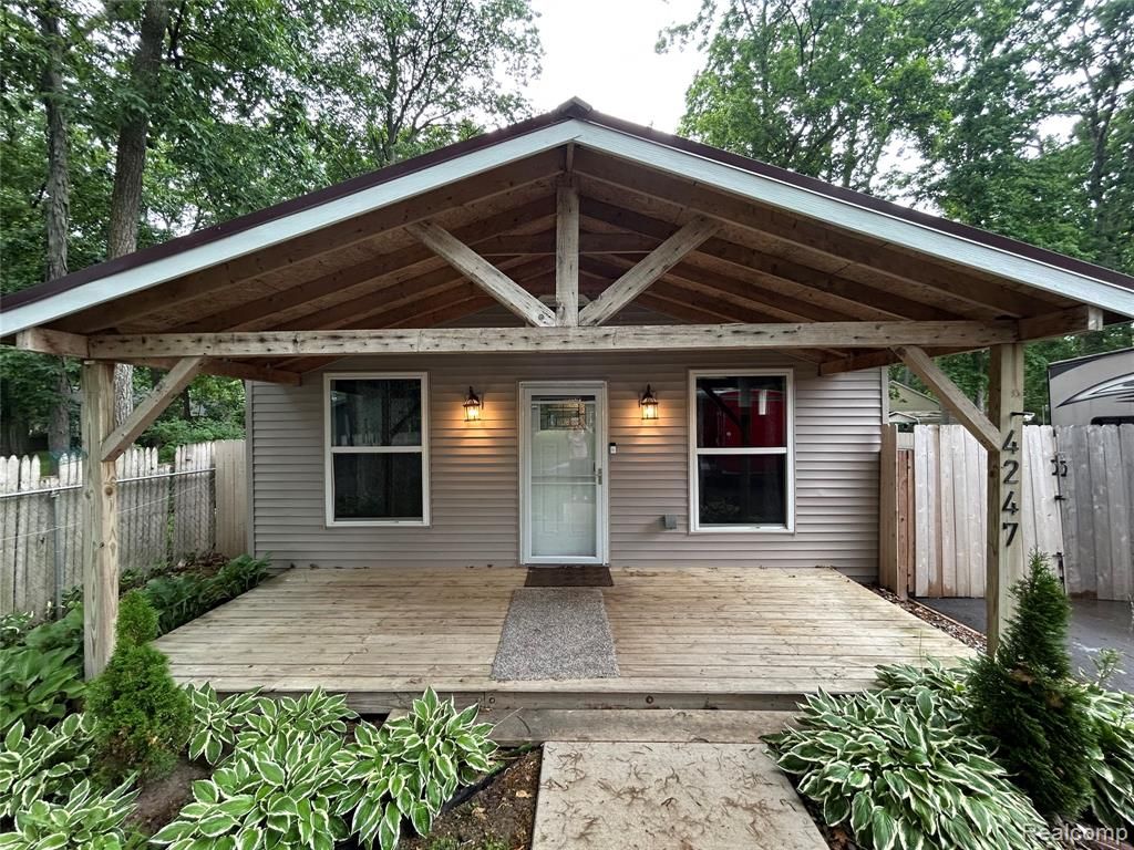 4247 Laforest Drive, Waterford, MI 48329