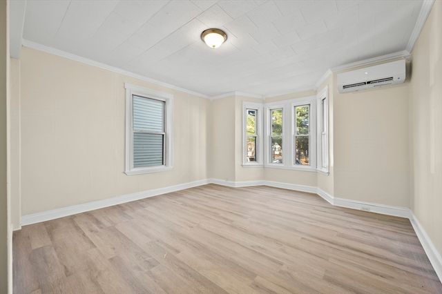 11 Hampshire St, Lowell, MA 01850