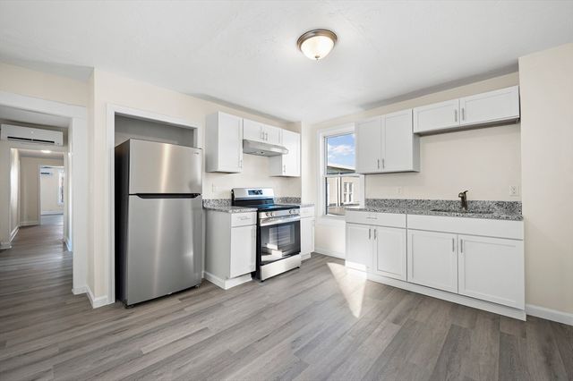 11 Hampshire St, Lowell, MA 01850