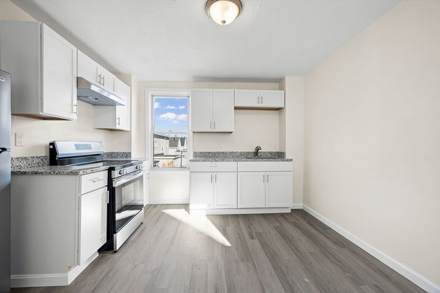 11 Hampshire St, Lowell, MA 01850