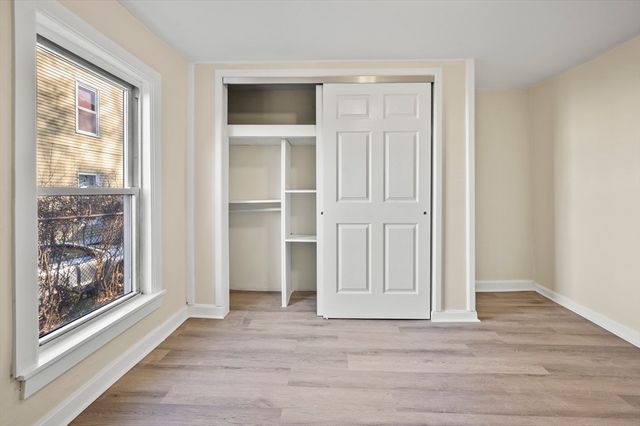 11 Hampshire St, Lowell, MA 01850