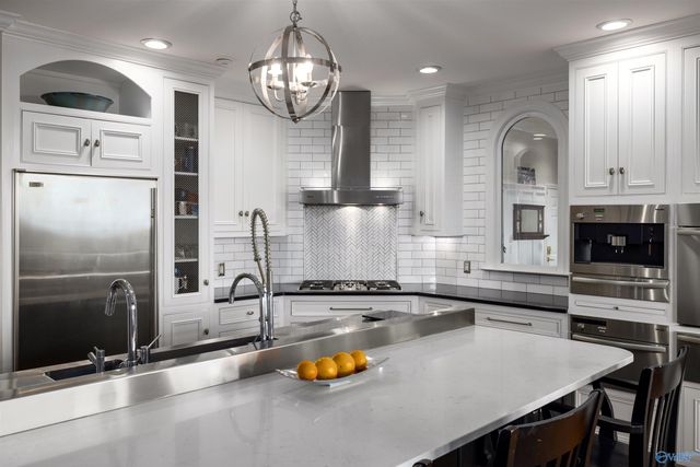 2213 Hidden Ridge Circle, Vestavia Hills, AL 35243