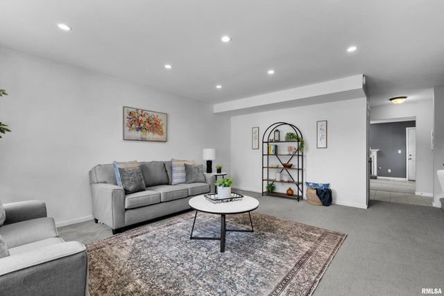 3461 Cedarview Ct Court, Bettendorf, IA 52722