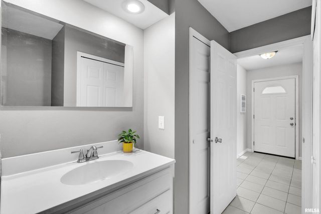 3461 Cedarview Ct Court, Bettendorf, IA 52722