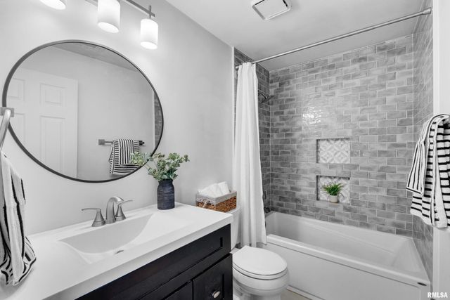 3461 Cedarview Ct Court, Bettendorf, IA 52722